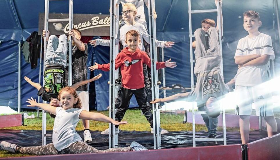 Die Gruppe «Slapstick» probt für ihren grossen Auftritt im Zirkuszelt heute und morgen. Bild: Melanie Duchene