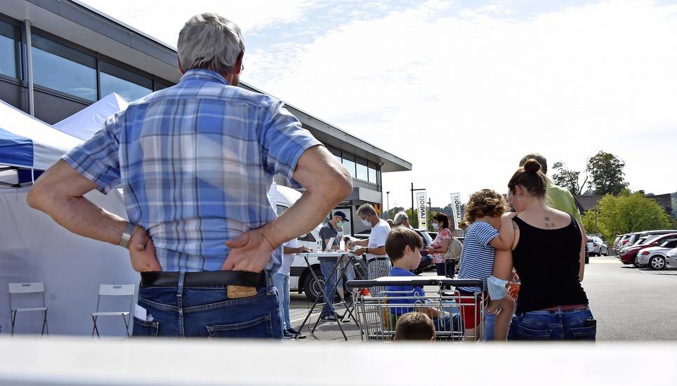 Impfwillige vor dem «Impfmobil» der Gesundheitsdirektion des Kantons Zürich, der am Dienstag auf dem Coop-Parkplatz in Kleinandelfingen zur Verfügung stand. Bild: Alexander Joho