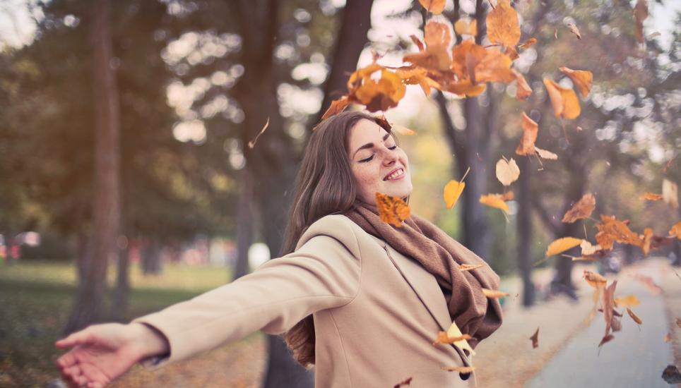 Erdtöne wie camel oder braun sind in der Modewelt des Herbstes sicher eine gute Wahl. Bild: Pexels