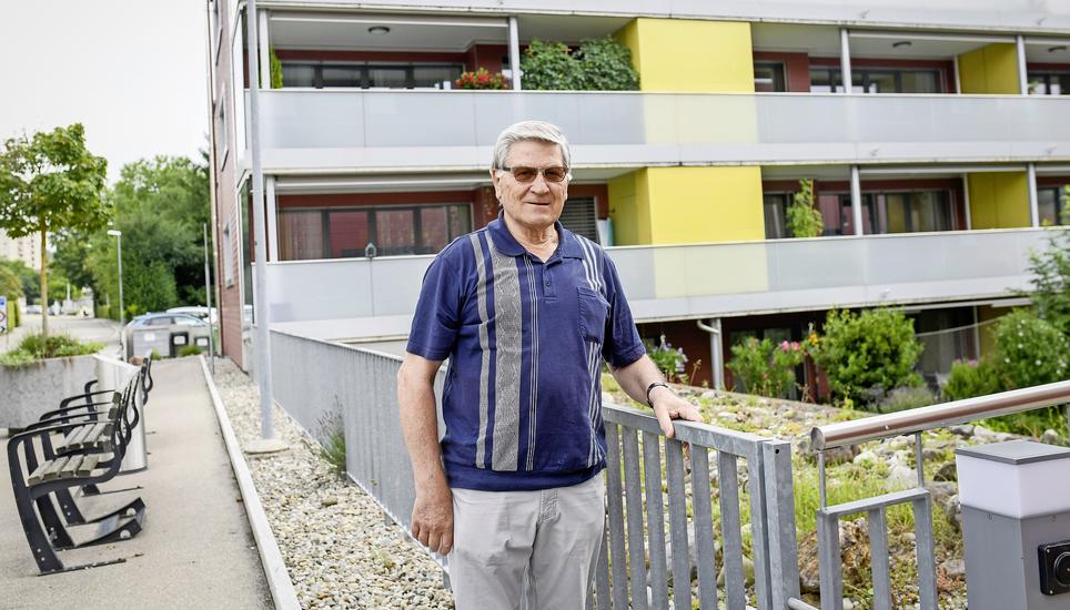 Franz Baumann, Vizepräsident der Wohnbaugenossenschaft Waldpark, hofft auf einen Baubeginn im Jahr 2023 für die neuen Alterswohnungen. Im Hintergrund ist eines der bestehenden Genossenschafts-Gebäude zu sehen. Bild: Melanie Duchene