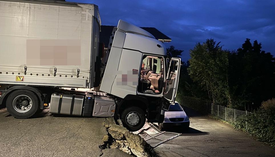 Der Lastwagenfahrer hatte Glück im Unglück, als sein Fahrzeug über der Stützmauer hängen blieb. Bild: SHPol