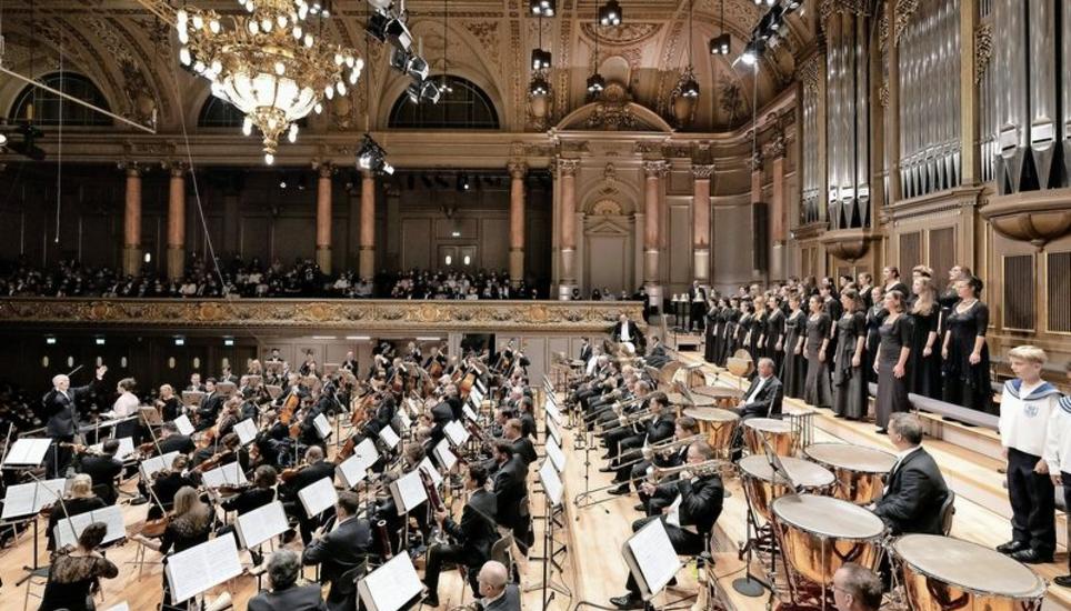 «ggg» machts möglich: 162 Mitwirkende auf dem Podium, gegen 1500 Zuschauer im Saal. Das Tonhalleorchester unter Paavo Järvi, Damen der Zürcher Sing-Akademie und die Zürcher Sängerknaben bei der Eröffnung der restaurierten Zürcher Tonhalle am Mittwochabend. Bild: PD Tonhallenorchester