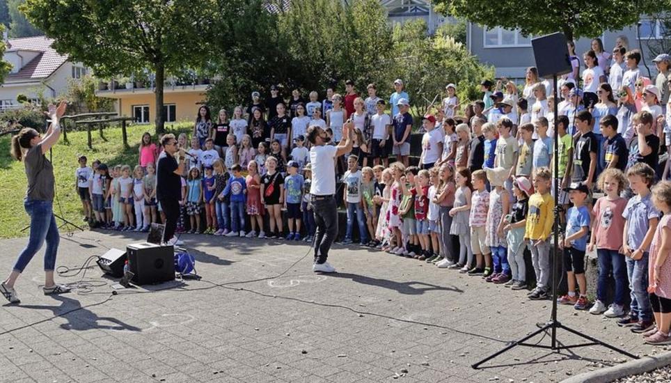 Die Kinder gaben alles für die beiden Musiker. Bild: Karin Lüthi