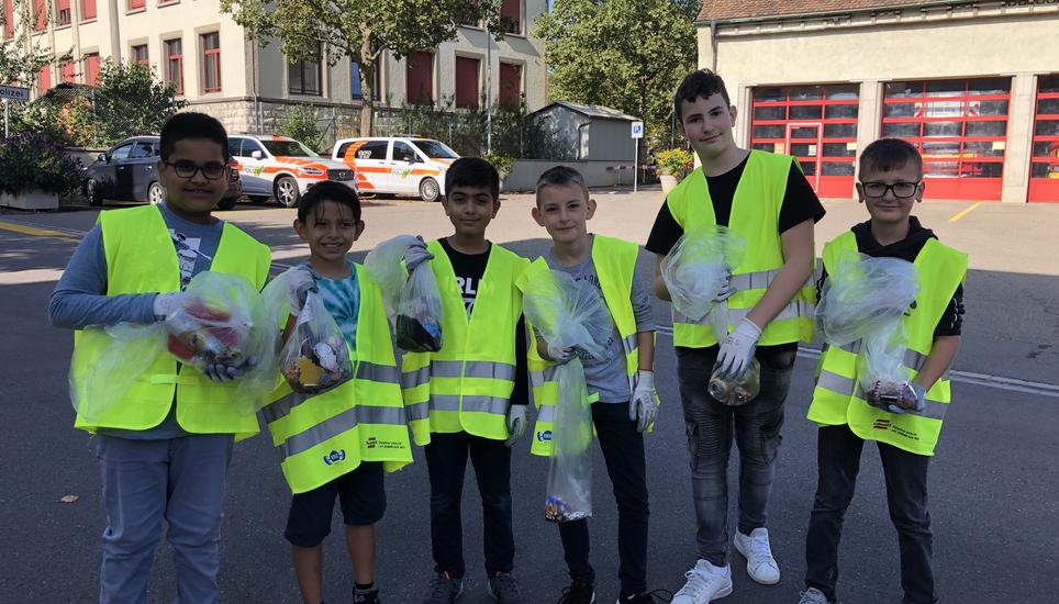 Die beteiligten Klassen erhielten als Dank eine kleine Spende. Bild: Radio Munot