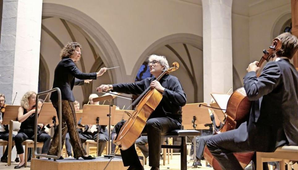 Das Cello findet in der Gesanglichkeit zu seiner grössten Qualität: Peter Marti und das MCS-Kammerorchester . Bild: Selwyn Hoffmann