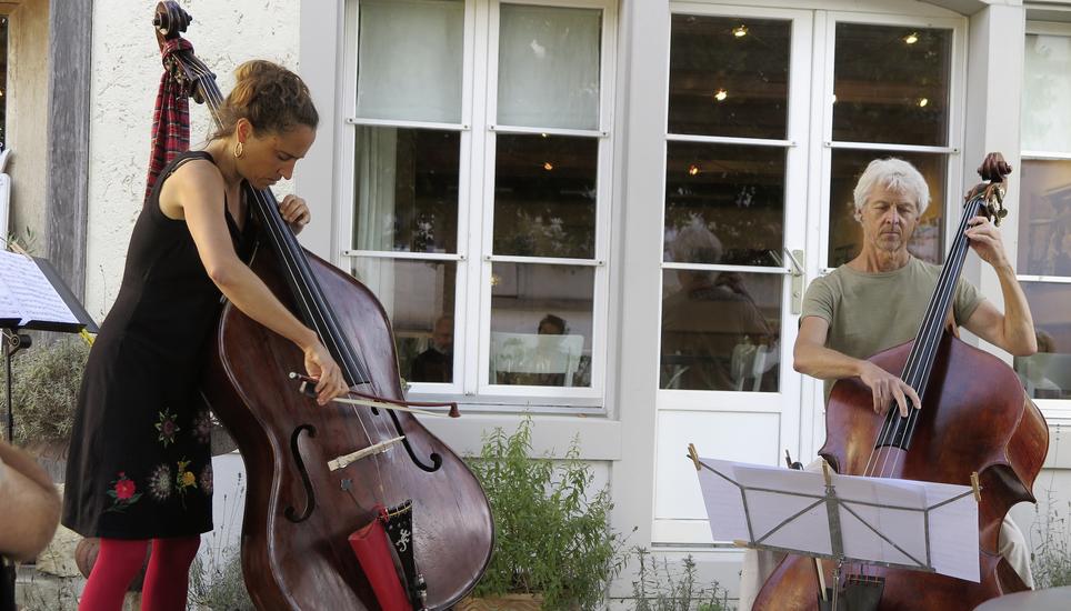 Hochkonzentriert bei der Sache: Johanna Kunz und Herbert Kramis. Bild: Rolf Hauser