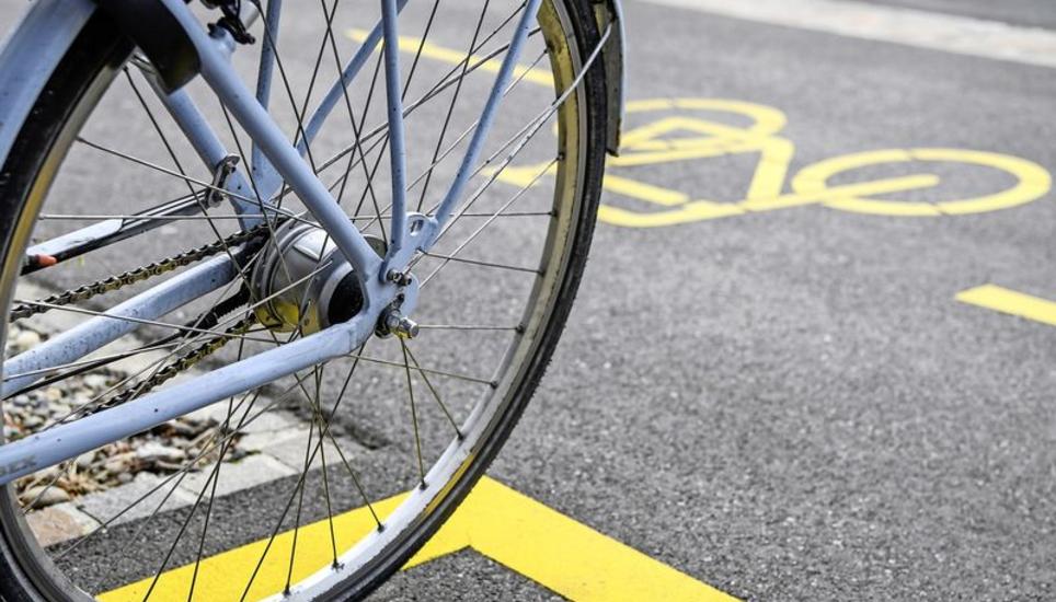Der Strassenraum ist beschränkt, für separate Velowege hat es in der Stadt oft keinen Platz. BILD MELANIE DUCHENE