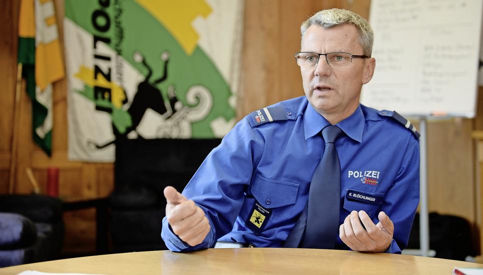 Dem früheren Polizeikommandanten Kurt Blöchlinger – hier eine Interview-Aufnahme aus seiner unbelasteten Anfangszeit – wurde vom Obergericht eine Abfindung zugesprochen, weil sich die meisten Vorwürfe der Regierung gegen den Polizeichef als nicht stichhaltig erwiesen haben. Bild: Selwyn Hoffmann