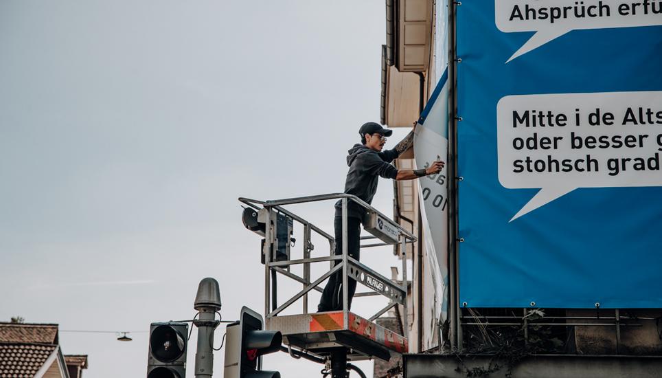 Seit gestern Donnerstag hängt die Werbeblache nicht mehr am Gebäude. Bild: Roberta Fele