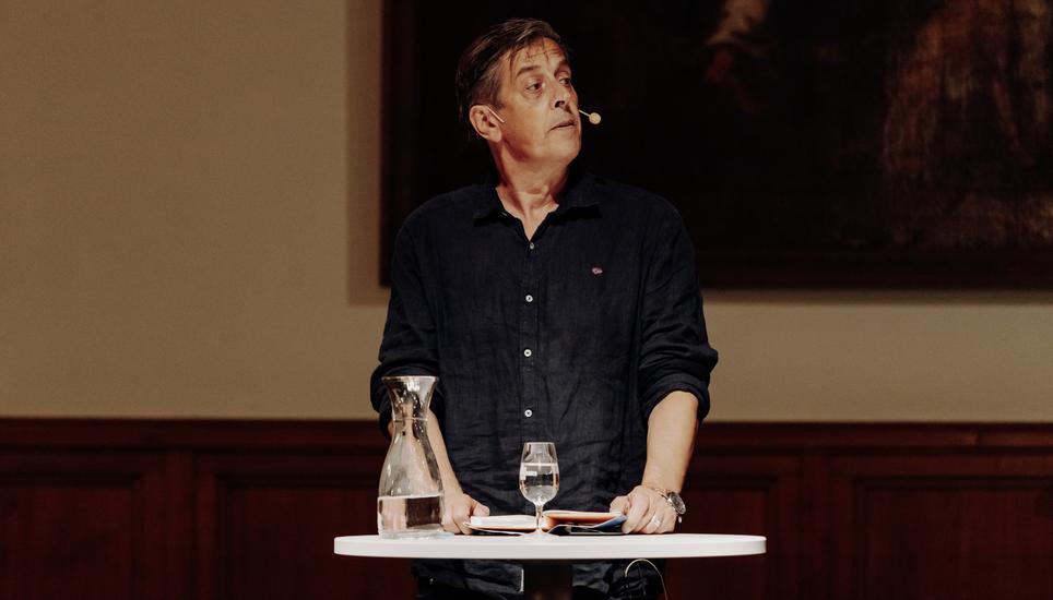 Pedro Lenz trägt in der Rathauslaube in Schaffhausen aus seinem Spoken-Word-Roman «Primitivo» vor und reisst das Publikum mit. Bild: Roberta Fele