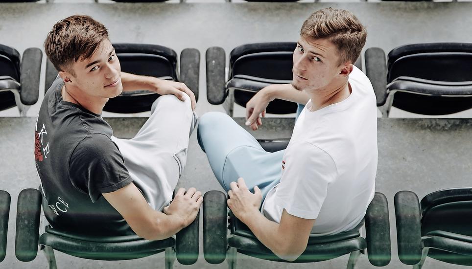 Voll motiviert: Robin Kalem (l.) und Fabio Fehr harmonieren auf dem Feld und verstehen sich auch privat sehr gut. Bild: Roberta Fele