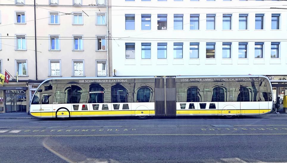 Seit Anfang Oktober vergangenen Jahres verkehren zwei Elektrobusse der Firma Irizar auf den Stadtbuslinien. Noch sind in Schaffhausen nicht alle vom gewählten Modell überzeugt. Bild: Zeno Geisseler