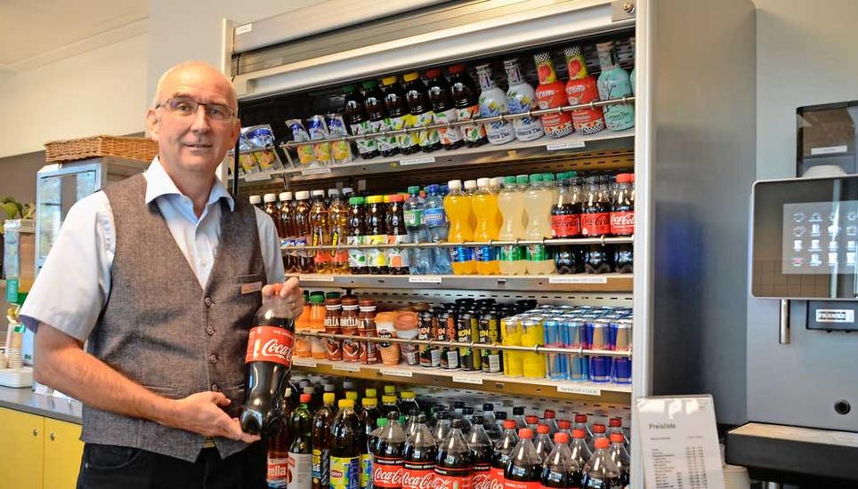 Walter Knup, Leiter Gastronomie der Psychiatrischen Universitätsklinik Rheinau, erklärt die Preispolitik. Bild: Alfred Wüger