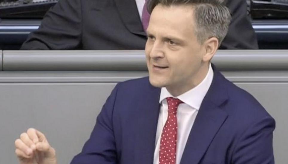 Marcel Klinge kritisiert die aktuelle Regierungskoalition aus CDU und SPD, sie habe zu wenig für die deutsche Tourismusindustrie getan. Bild: Bundestag