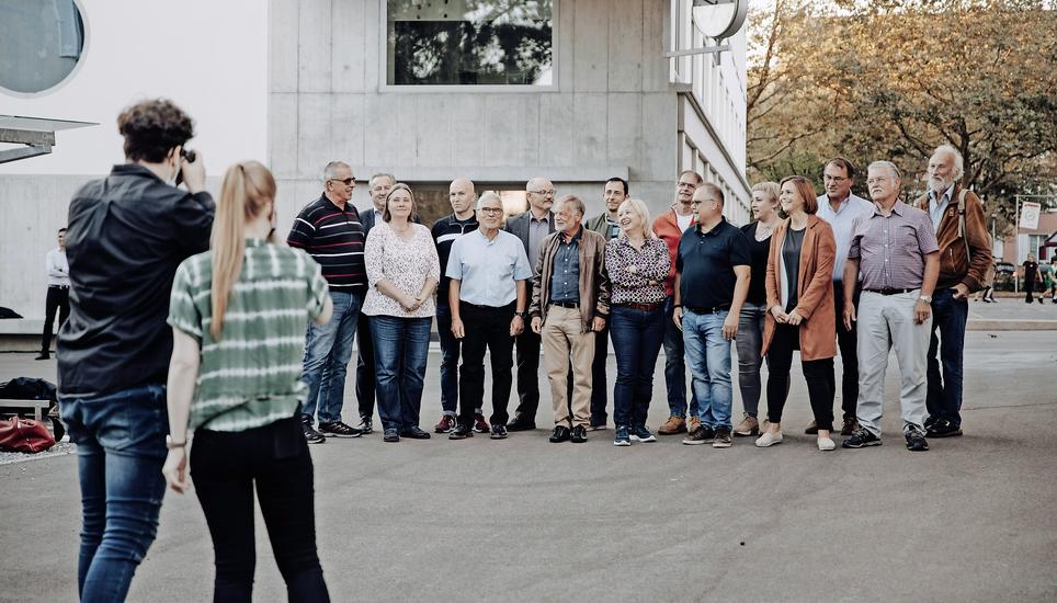 Verspätetes Fotoshooting: Ende der letzten Amtsperiode ging das traditionelle Foto des Einwohnerrats vergessen. Das wurde nun nachgeholt. Bild: Roberta Fele