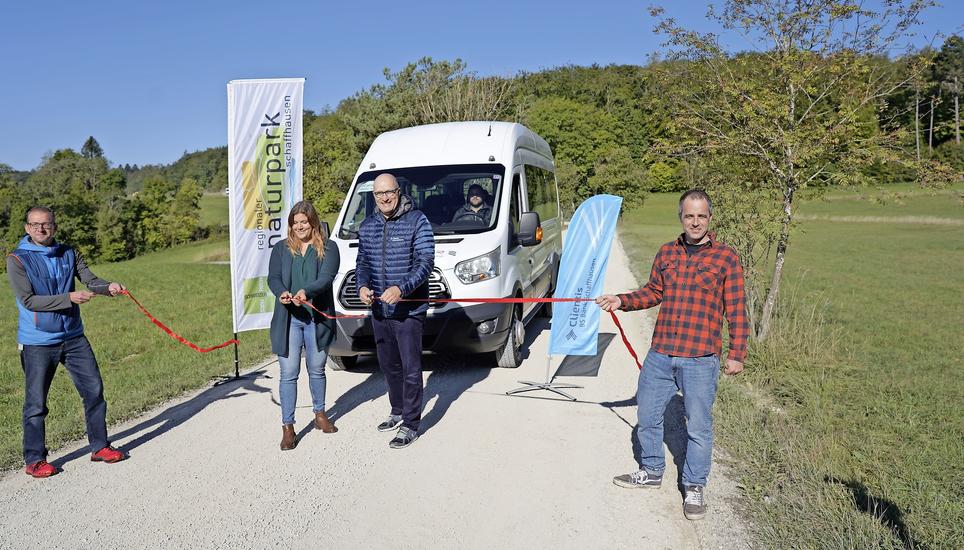 Christoph Wahrenberger, Martina Isler, Lorenz Laich und Christoph Müller (v.l.) zelebrieren die symbolische Eröffnung der neuen Busroute. Bild: Tobias Bolli