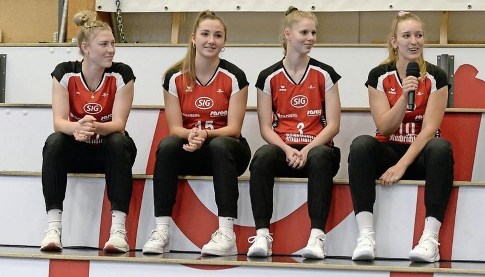Mit Vivian Guyer (r.), Melanie Kunz, Alessia Pazin und der österreichischen Nationalspielerin Victoria Deisl kann der VC Kanti auf gleich vier Passeusen zurückgreifen. Bilder: rsta