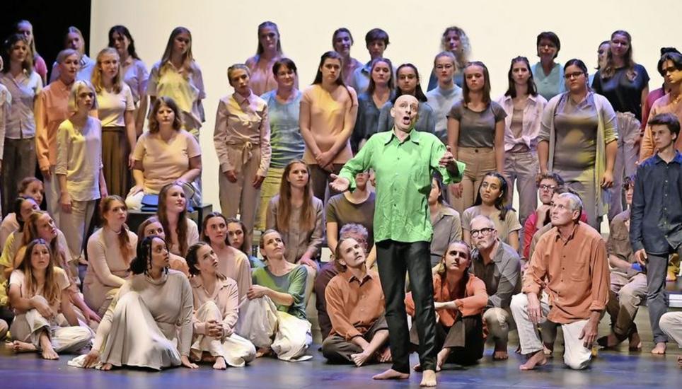 Solist René Perler und die Chöre: Vor fast vollen Rängen hat «Carmina Burana» gestern Premiere gefeiert. Eine weitere Vorstellung gibt es heute Abend. Bild: Selwyn Hoffmann