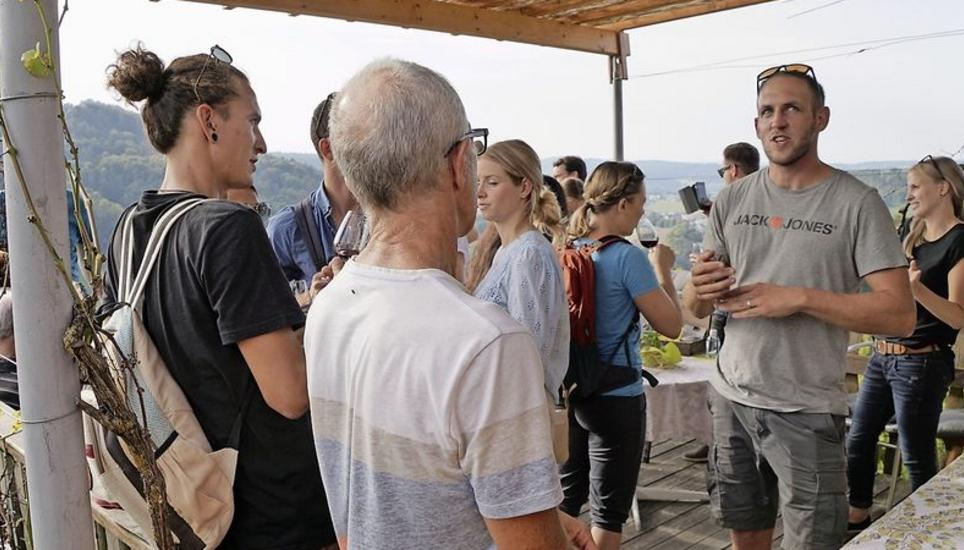Besucherinnen und Besucher bei der Weindegustation. Bild: Karin Lüthi