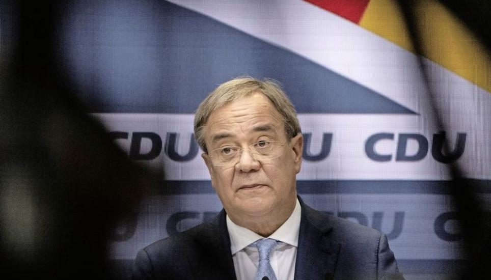 Strebt Sondierungen über die Bildung einer neuen Regierung an: Armin Laschet bei der gestrigen Medienkonferenz. Bild: Key