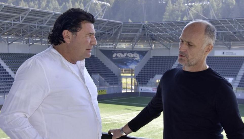 Roland Klein (l.) und Artim Shaqiri sind am Reden, ob der Nordmazedonier aus dem Ausland für den FCS arbeiten kann. Bild: dfk