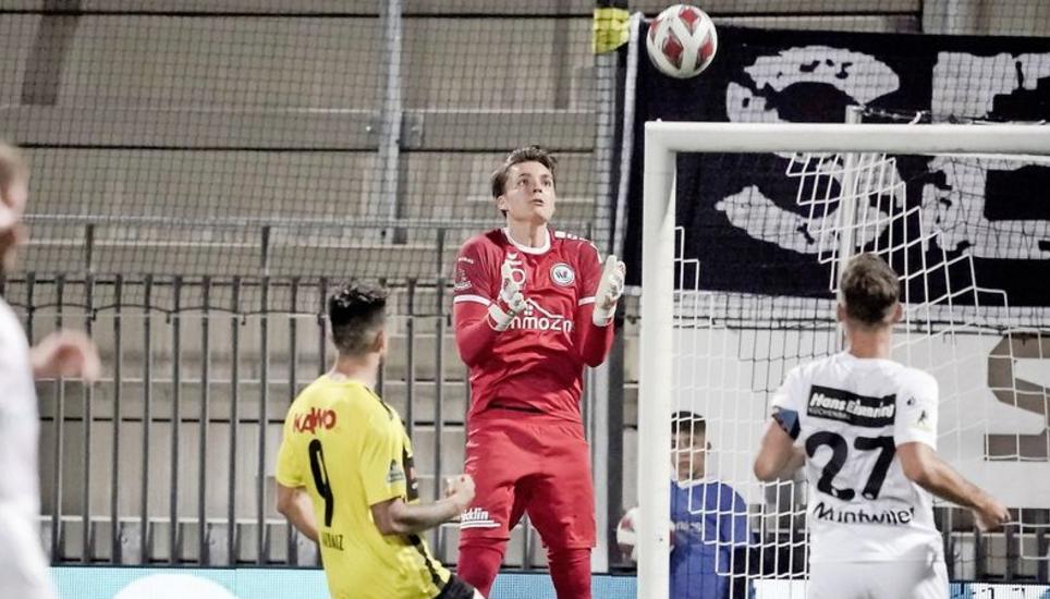 Sichere Beute, keine Torgefahr: Wil-Keeper Marvin Keller (in Rot) pflückt einen FCS-Standard locker herunter, Schaffhausen-Stürmer Joaquin Ardaiz (links, in Gelb) kommt ein ganzes Stück zu spät. Bild: Roger Albrecht