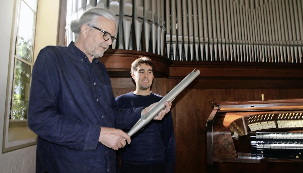 Karl Göckel (l.) und Julian Feldbausch mit einer «G-Pfeife.» Bild: Wolfgang Schreiber