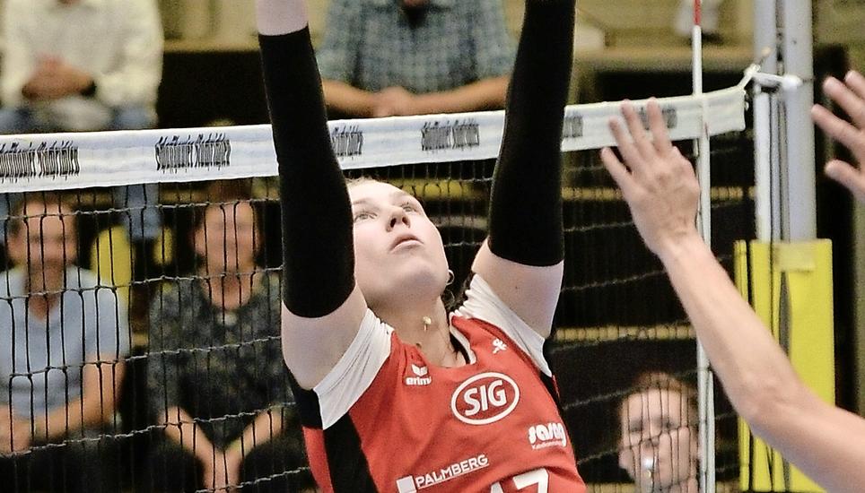Die Österreicherin Victoria Deisl führt als neue Zuspielerin den Angriff des VC Kanti zusammen mit Vivian Guyer. Bild: Reinhard Standke