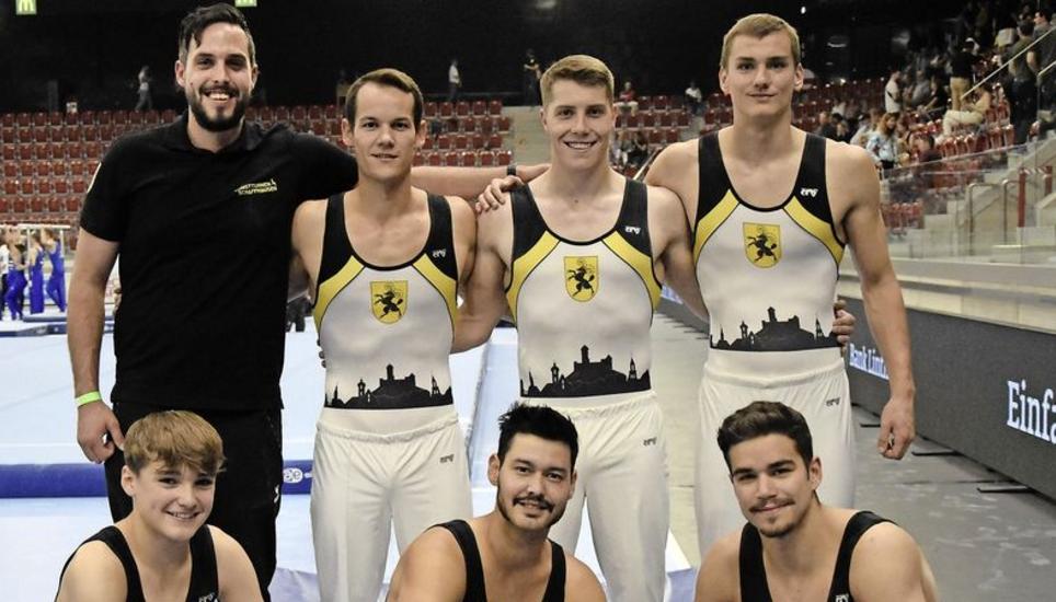 Ziel erreicht, Grinsen erwünscht: das Team von Kutu SH (stehend von links): Cheftrainer Ueli Strub, Marco Walter, Fabio Strauss, Nick Aman; (vorne von links) Maimilian Glaeser, Richie Wanner und Taha Serhani holte in Winterthur Platz 2 in der NLB. Bild: Martin Fuchs
