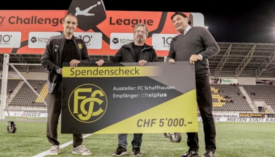 FCS-Besitzer Roland Klein (rechts) übergibt den Scheck. Bild: zvg
