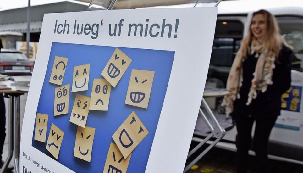 Der «Ich lueg’ uf mich»-Bus der IPW, hier beim Startschuss zur Aktion in Dielsdorf. Bild: Alexander Joho