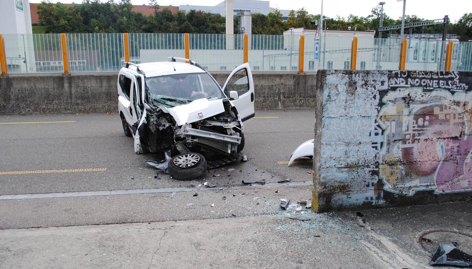 Am Auto entstand Totalschaden. Bild: SHPol
