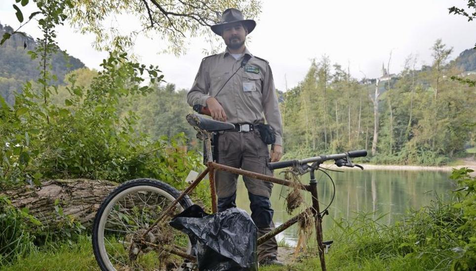 Thurauen-Ranger Dario Bayani mit dem Resultat der Abfalltour vom Donnerstagvormittag. Bild: ajo