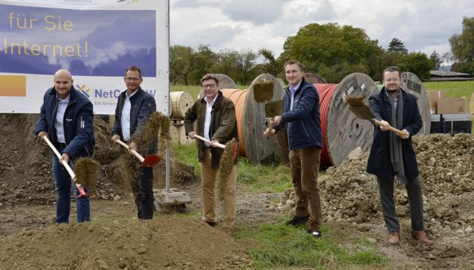 Haben gestern den Spatenstich zum Breitbandausbau in Gailingen vollzogen (v. l.): Michael Artamonow, Stephan Einsiedler, Thomas Auer, Bartosz Kaczmarek und Joao Aurel Brown. Bild: Thomas Martens