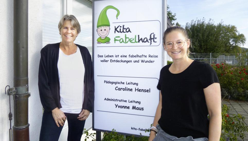 Yvonne Maus und Caroline Hensler (v. l.) wurden für die Kita mit zahlreichen Gegenständen beschenkt. Bild: Ursula Junker