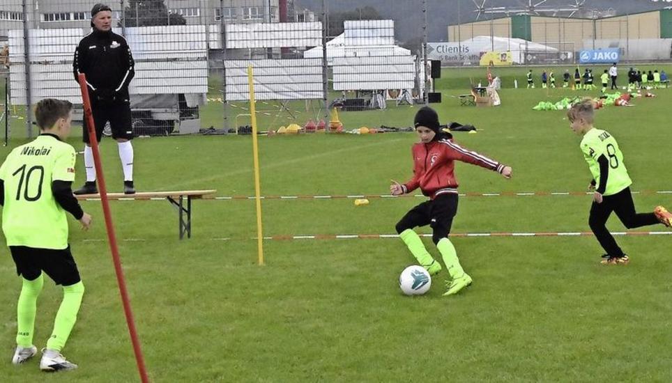Camptrainer Bernd Voss (in Schwarz) schaut genau hin bei den Übungen. Bild: toe