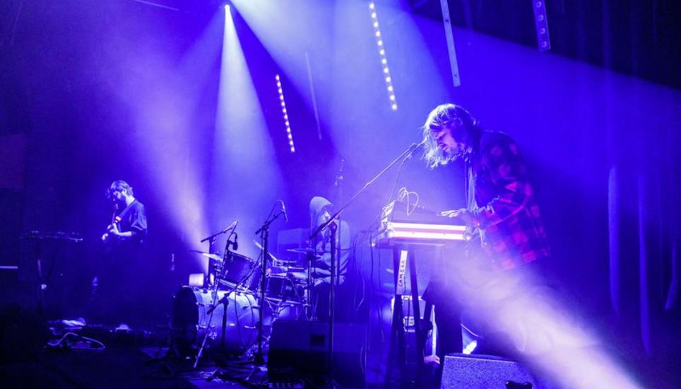 Das Licht auf der Bühne des TapTab lieferte die passende Leinwand für die sphärischen Klänge der Band Camera. Bild: Selwyn Hoffmann