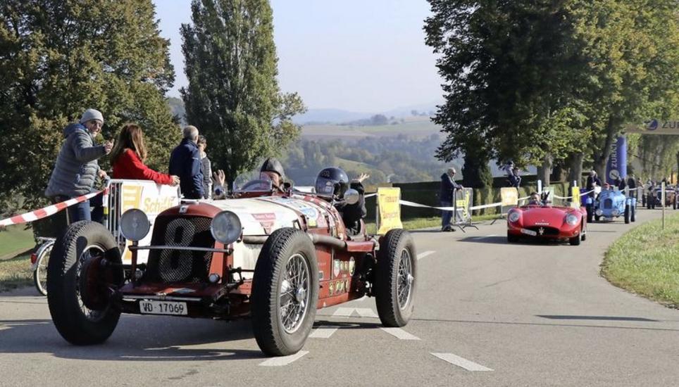 Die Freude an den historischen Fahrzeugen, die am Sonntag am kleinen Klausen die Motoren heulen liessen, war bei Fahrern und Zuschauern gross, und das prächtige, wenn auch kühle Spätsommerwetter trug sehr zum Gelingen des Anlasses bei. Bilder: Dominic Caviezel