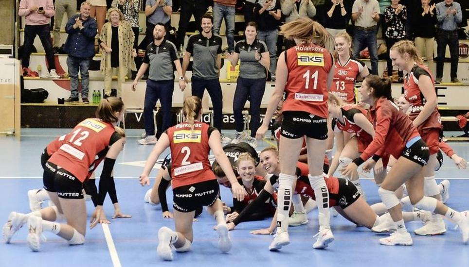 Die Spielerinnen und die Kanti-Fans feiern den Comeback-Sieg über Düdingen. Bild: Reinhard Standke