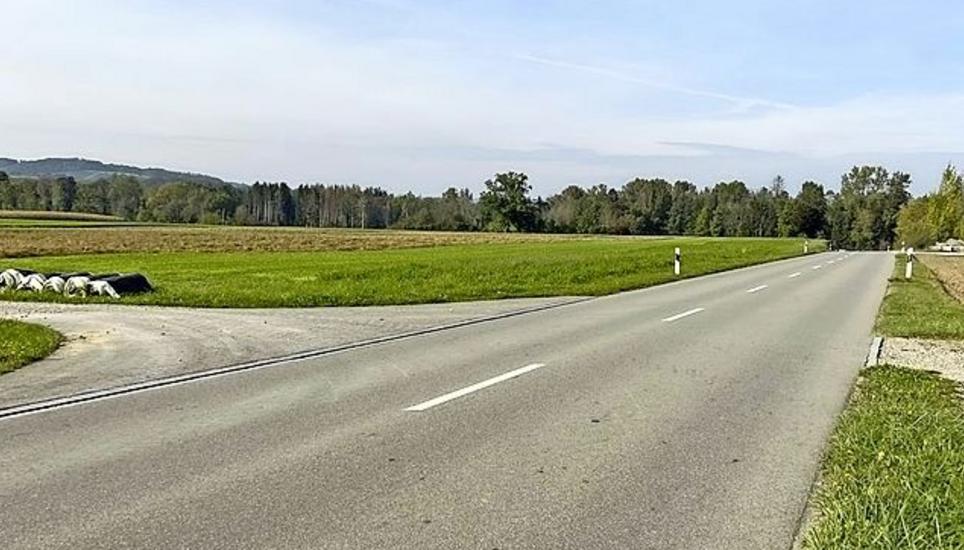 Die Unfallstelle auf der Ellikerstrasse, dorfauswärts bei Flaach. Bild: Alexander Joho