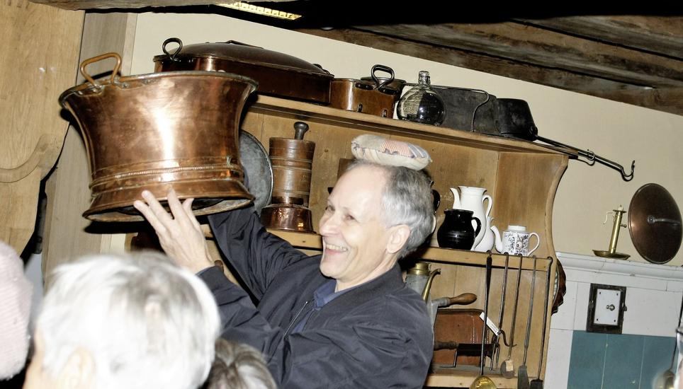 Der Kurator des Schaudepots, Peter Bretscher demonstriert, wie früher mit einem Polster schwere Lasten auf dem Kopf getragen wurden. Bild: Dieter Ritter