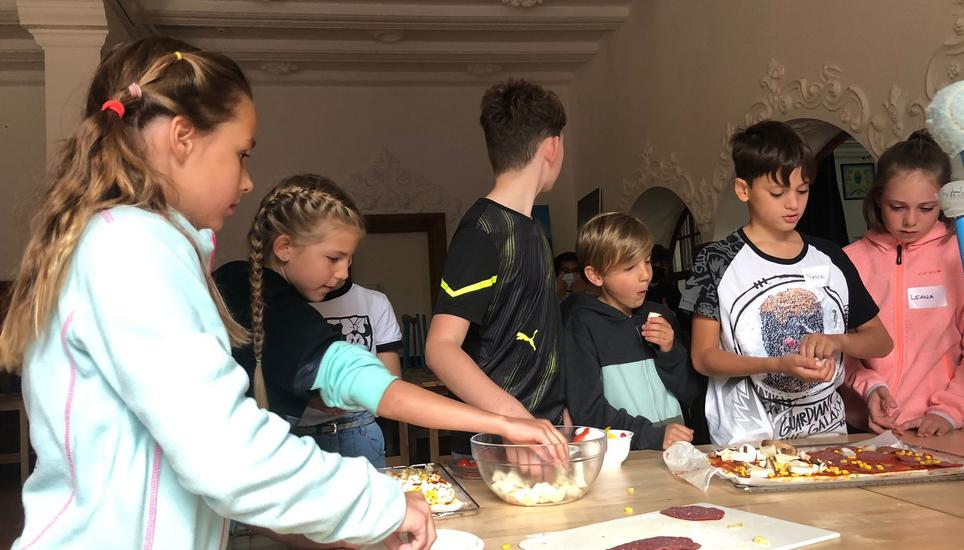 Zur «Englischen Herbstwoche» gehörte auch Pizzabacken. Wohlverstanden, auf Englisch. Bild: Radio Munot