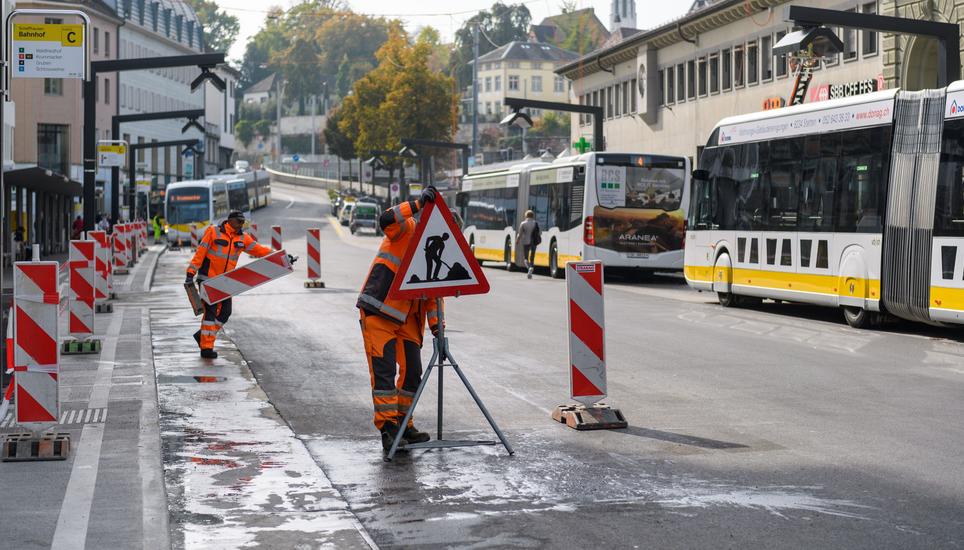 Während den eintägigen Arbeiten wurde die Bahnhofstrasse gestern stellenweise mit einer dickeren und stabileren Asphaltschicht versehen. Bild: Michael Kessler