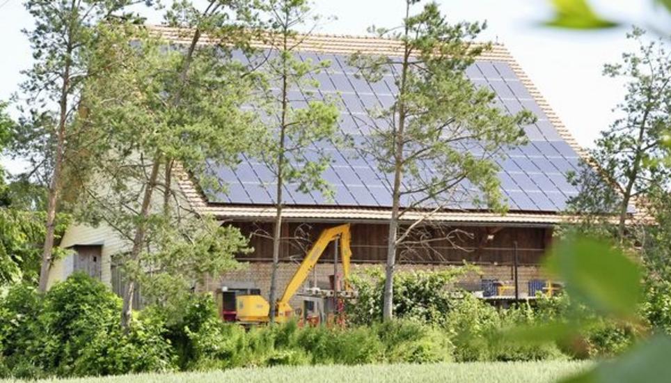 Profiteure vom neuen Zürcher Energiegesetz: Fotovoltaikanlagen, wie hier beim «Sonnenhof» in Stammheim. Bild: Peter Oberholzer