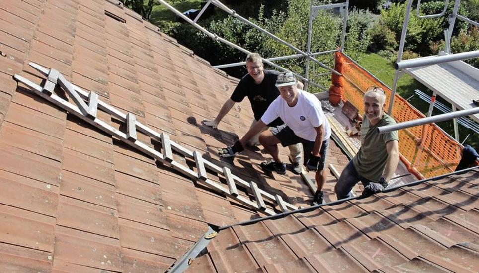Packte bei der Installation mit an: Der Gemeindepräsident von Laufen-Uhwiesen, Serge Rohrbach (links). Bild: Sonja Werni