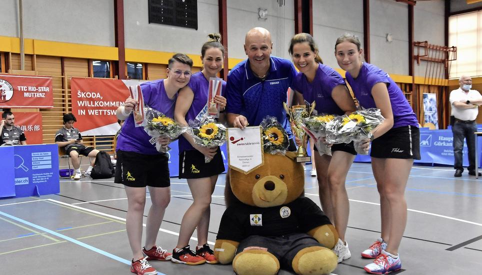 Wunschbild: Das NLA-Damenteam des TTC Neuhausen um Trainer Pavel Rehorek (Mitte) kann sich erneut als Schweizer Meister dem Fotografen stellen. Bild: Pascal Oesch