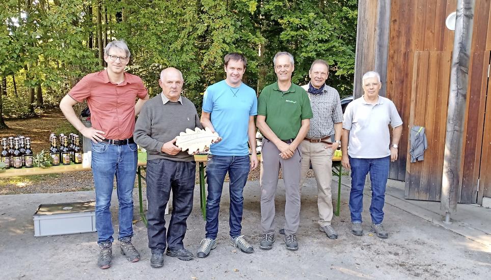 Gemeindevertreter und Mitglieder von Pro Quercus präsentieren den Preis. Bild: zVg