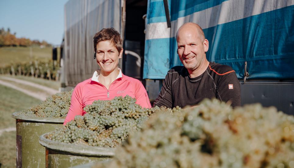 Nadja und Markus Hallauer, der Betriebsleiter von Aagne, mit bildschönem Sauvignon blanc.