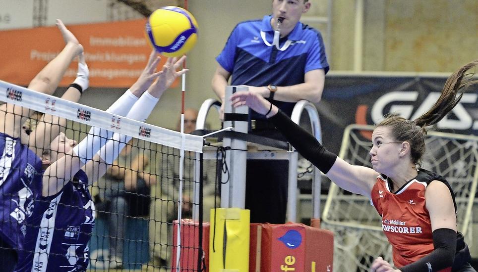 Isidora Ubavić (r.) ging als Topscorerin des VC Kanti in die Partie gegen Düdingen. Bild: Reinhard Standke