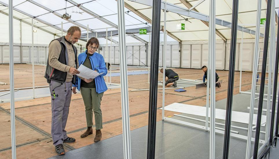 Messeleiterin Karin Spörli tauscht sich mit Bauleiter Gunnar Lötzke über den Stand des Aufbaus der Schaffhauser Herbstmesse aus. Bild: Daniel Thüler